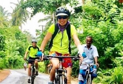  Bernie Sheehan Cycling on the  tour with redspokes